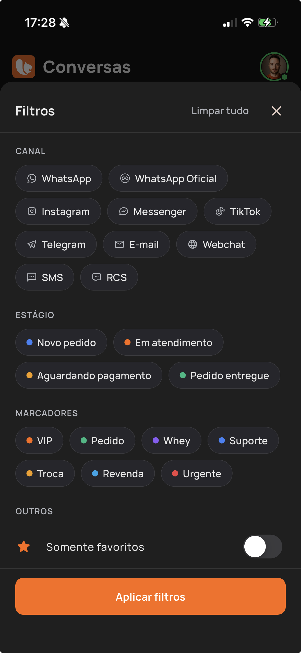 Painel de filtros da caixa de entrada: por canal, por estágio do pedido e por marcadores como VIP e urgente.