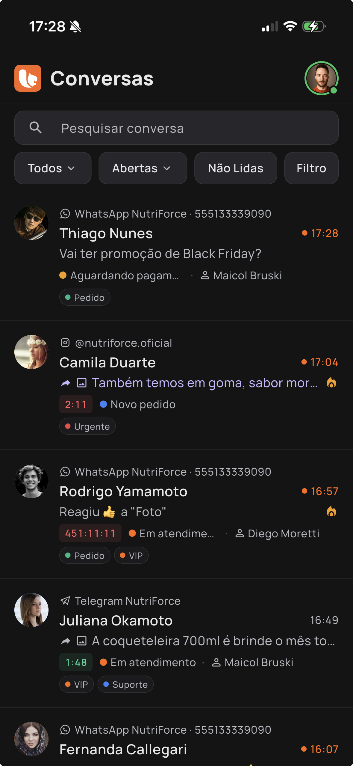 Lista de conversas da Bevean com mensagens de WhatsApp, Instagram e outros canais, cada uma com status do pedido, marcadores e atendente responsável.