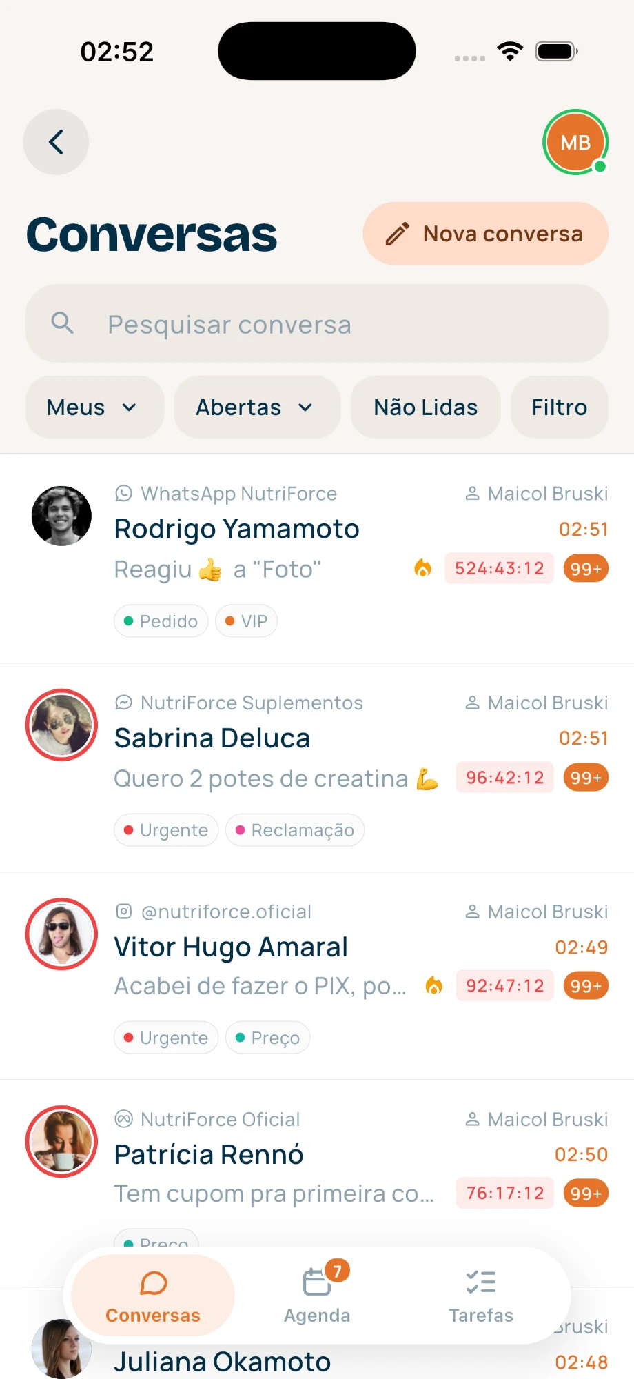 App da Bevean no celular, tema claro: lista de conversas com canal, prazo de resposta e etiquetas, e as abas Conversas, Agenda e Tarefas