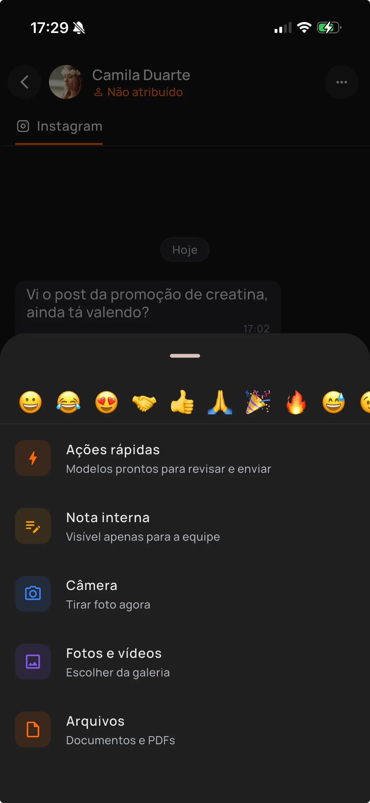Menu de ações da conversa: respostas rápidas com modelos prontos, nota interna para a equipe e envio de foto e arquivos.