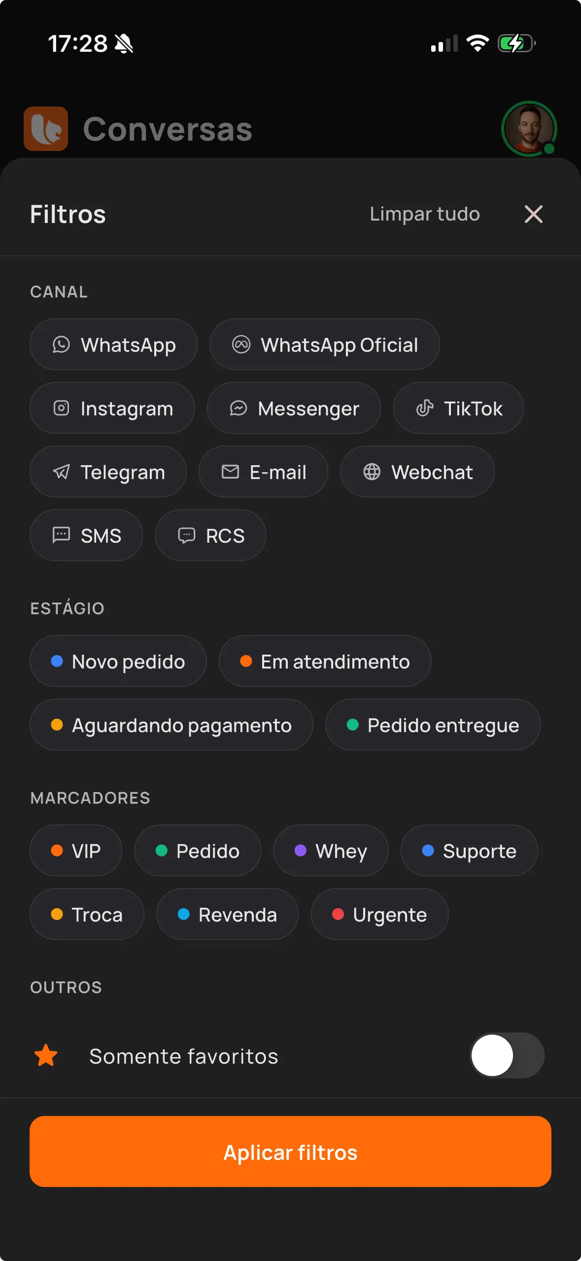 Painel de filtros da caixa de entrada: por canal, por estágio do pedido e por marcadores como VIP e urgente.