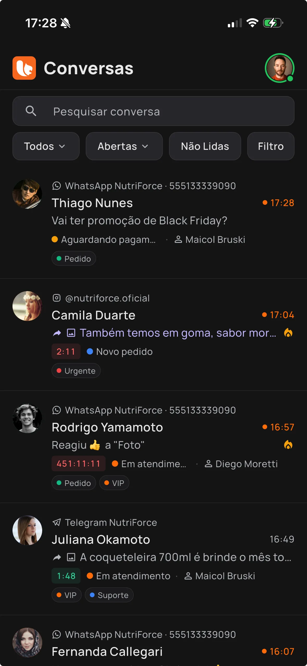Lista de conversas da Bevean com mensagens de WhatsApp, Instagram e outros canais, cada uma com status do pedido, marcadores e atendente responsável.